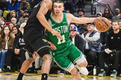 开云体育下载-关于凯尔特人险胜勇士B队,波尔津吉斯制霸全场的信息