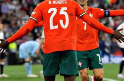 开云体育下载-西班牙横扫曼联,罗本送出助攻的简单介绍