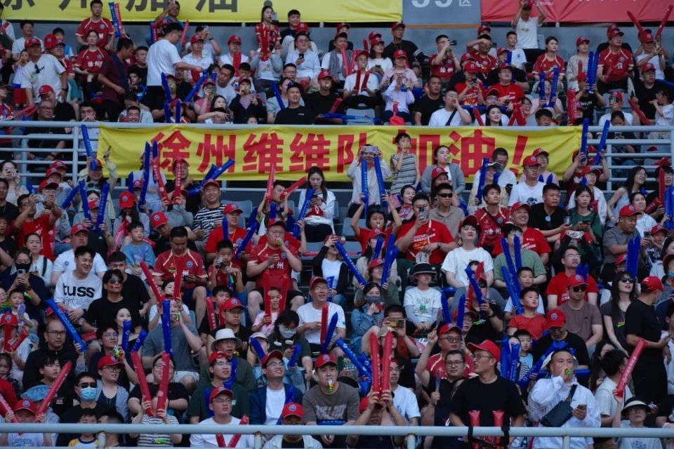 包含顽强对抗，球员百折不挠，球迷呐喊加油的词条