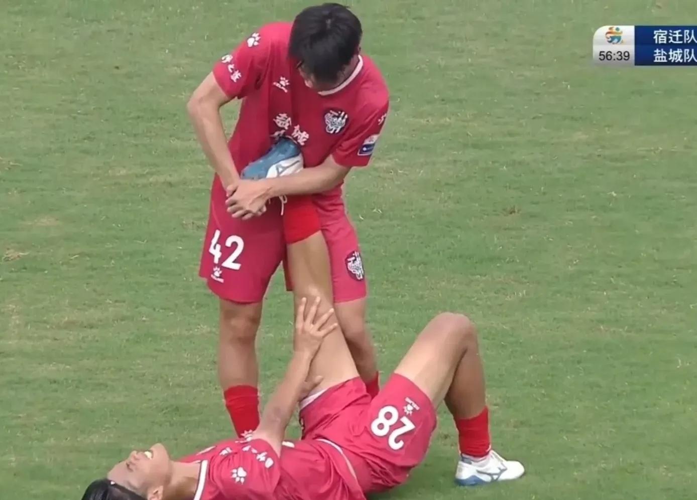 焦点比赛中发生激烈对抗,裁判难以处理 焦点比赛中发生激烈对抗,裁判难以处理