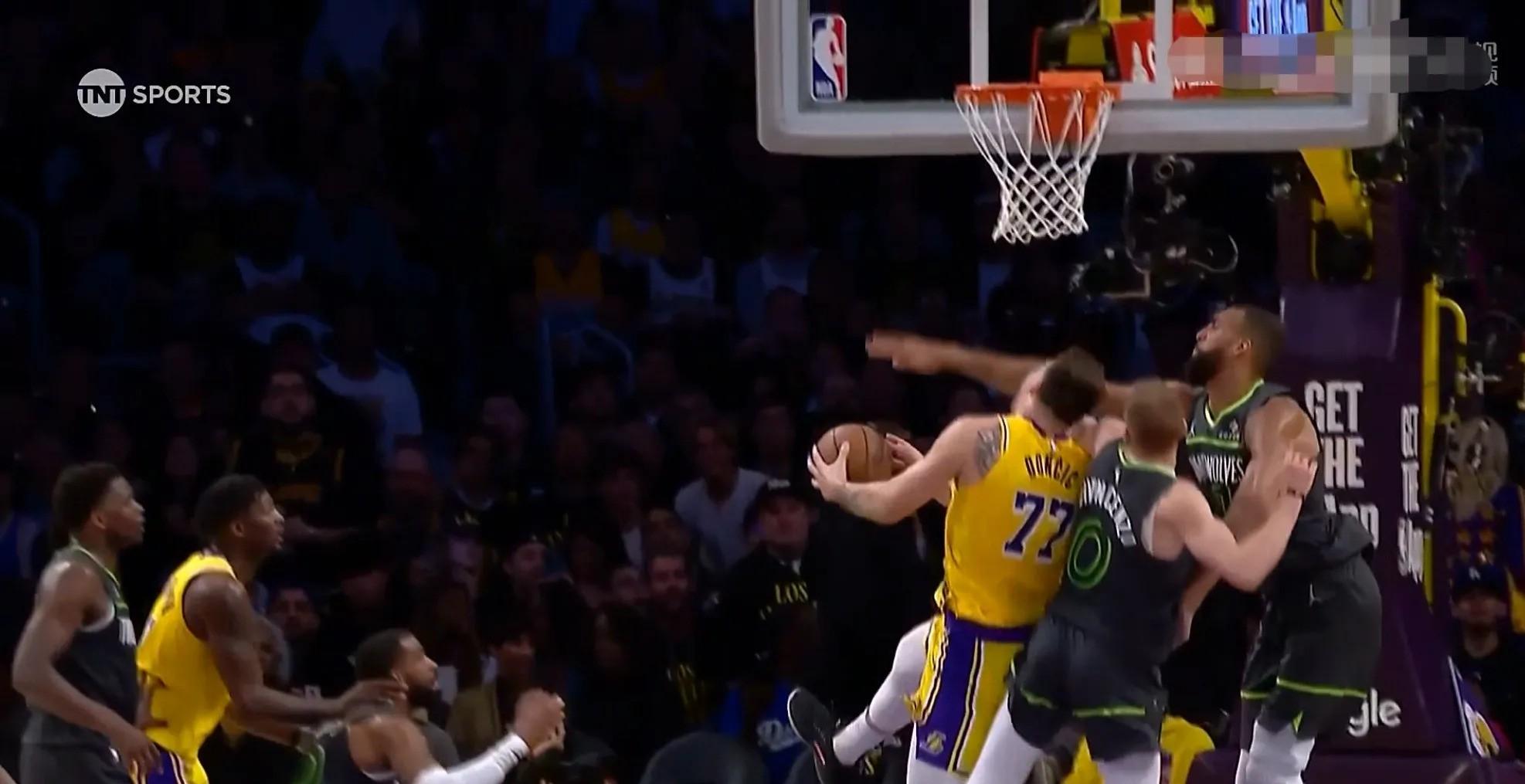 焦点比赛中发生激烈对抗,裁判难以处理 焦点比赛中发生激烈对抗,裁判难以处理