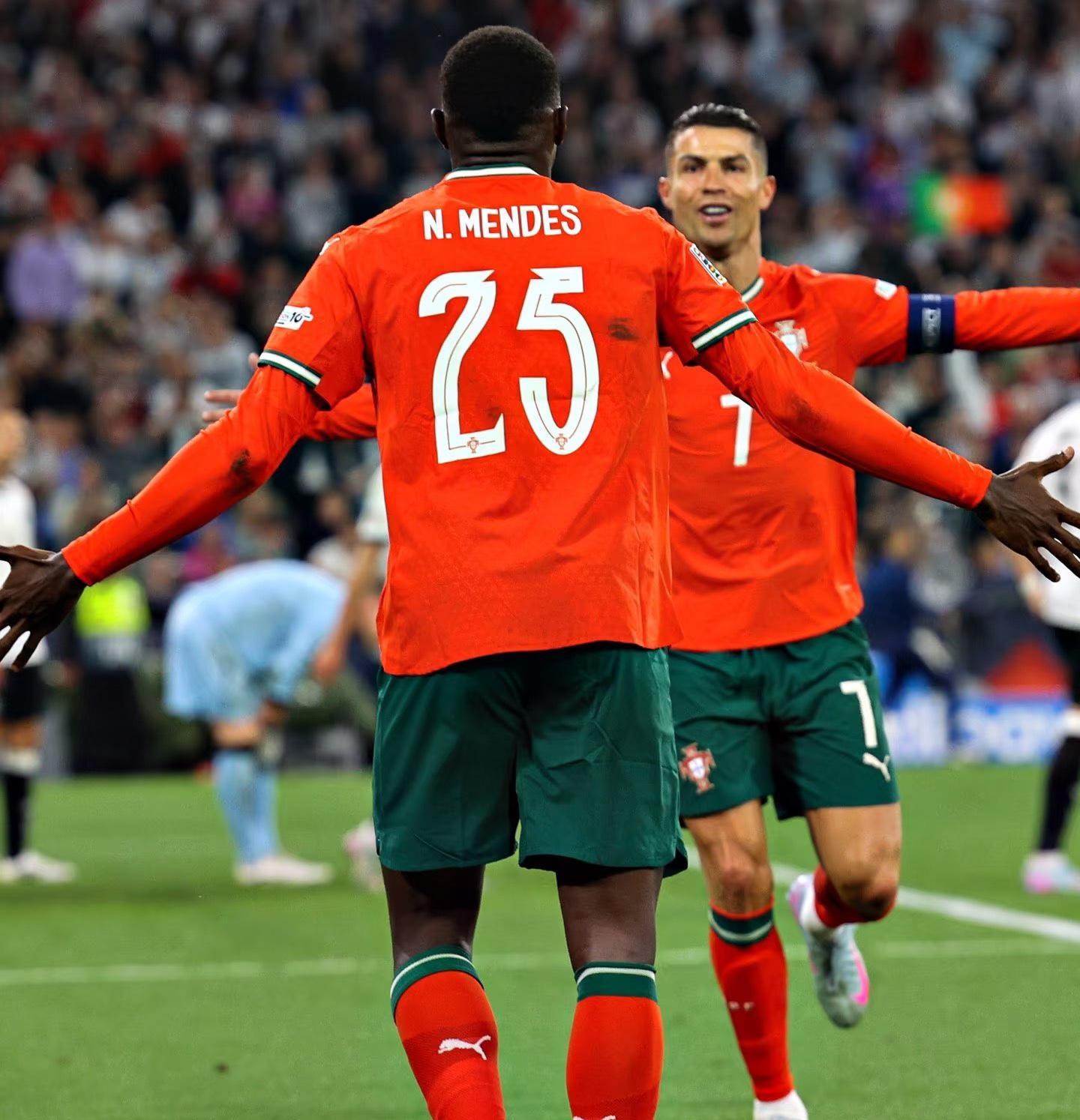 西班牙横扫曼联,罗本送出助攻的简单介绍 西班牙横扫曼联,罗本送出助攻的简单介绍